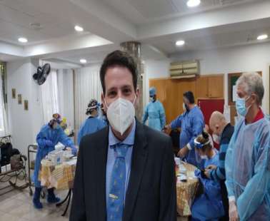 Τι δηλώνει ο γιατρός που έλαβε πρώτος το εμβόλιο στην Κύπρο