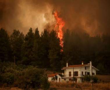 Σβήνει χωριά από τον χάρτη η πύρινη λαίλαπα στην Εύβοια