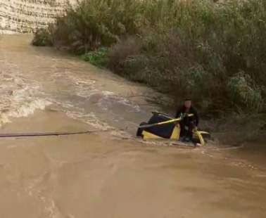 Ποταμός παρέσυρε οδηγό σε απόσταση 300 μέτρων (εικόνα)