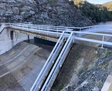 Για 3η φορά στην ιστορία του υπερχείλισε το φράγμα Λευκάρων