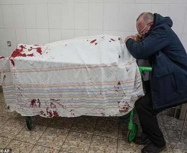 Ουκρανία: Η φωτογραφία που «λύγισε» τον πλανήτη: Πατέρας θρηνεί τον νεκρό γιο του