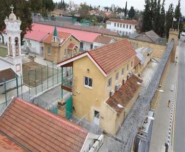 Φυλακισμένοι συνεχίζουν να κατέχουν κινητά τηλέφωνα και κάποιοι από αυτούς να οργανώνουν εγκλήματα
