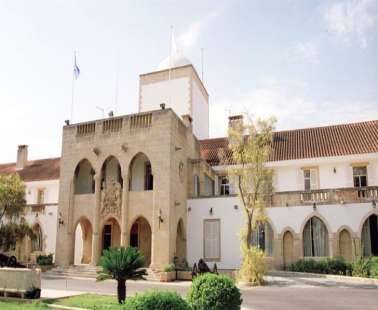 Το Ανώτατο στέλνει σπίτι συνεργάτιδες του Προέδρου