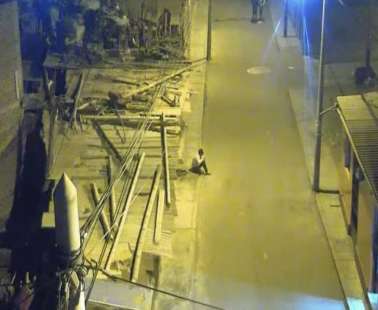 12χρονος αναγκάστηκε να διαβάζει στο πεζοδρόμιο