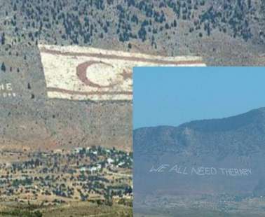 Έσβησαν τη σημαία του ψευδοκράτους και έγραψαν «WE ALL NEED THERAPY»