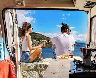 Πήραν ένα παλιό minibus και το μετετρεψαν σε campervan