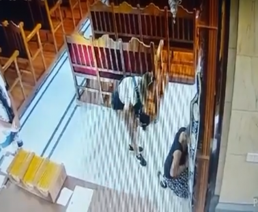 ΒΙΝΤΕΟ: Η στιγμή που κλέβουν χρήματα από τσάντα γυναίκας σε εκκλησία στη Λεμεσό