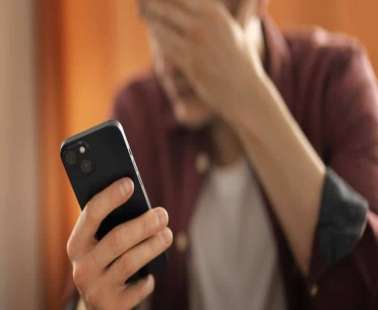Χώρισαν και εκείνη απείλησε ότι θα στείλει «ροζ» βίντεο στην σύζυγό του