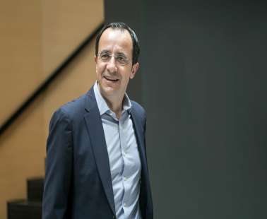 Πρόστιμο σε επιτελείο Χριστοδουλίδη για τηλεφωνήματα και sms