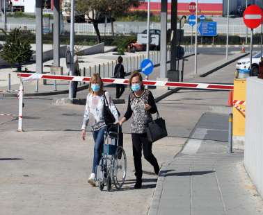 Ανοίγουν καταστήματα, και σχολεία μένουν τα SMS