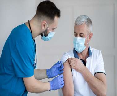 Mελετούν το ενδεχόμενο τρίτης δόσης
