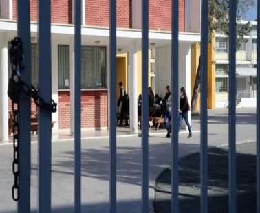 Γονέας θετικός στον κορωνοϊό πήγε στο σχολείο της κόρης του κι επιτέθηκε στον Διευθυντή