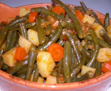 Fasolaki giahni (Fresh green beans with tomatoes)