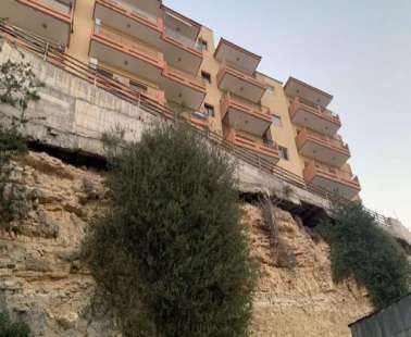 Λεμεσός: Πολυκατοικία «κρέμμεται» σε γκρεμό και είναι κτισμένη πάνω σε έναν βράχο!