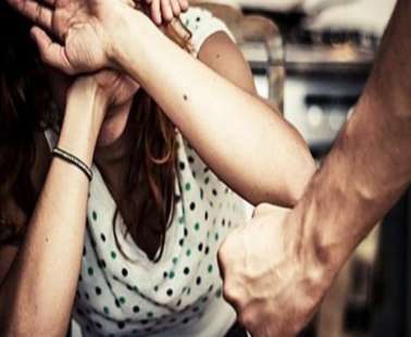 Βίντεο που κόβει την ανάσα από τη στιγμή του ξυλοδαρμού της 31χρονης