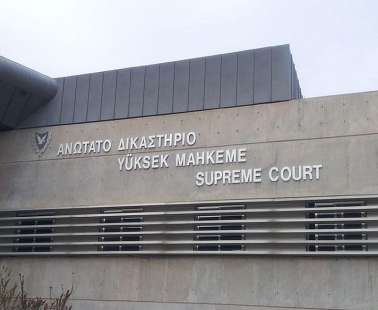 Της έτριψε το πρόσωπο σε χαλίκια