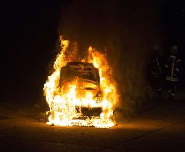28χρονος έβαλε φωτιά σε όχημα στα Πολεμίδια και μετά παραδόθηκε στην αστυνομία