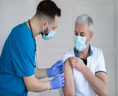 Ο ανταγωνισμός φέρνει πιο νωρίς το νέο εμβόλιο Covid