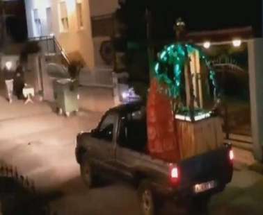 Ιερέας φόρτωσε τον επιτάφιο σε αγροτικο...