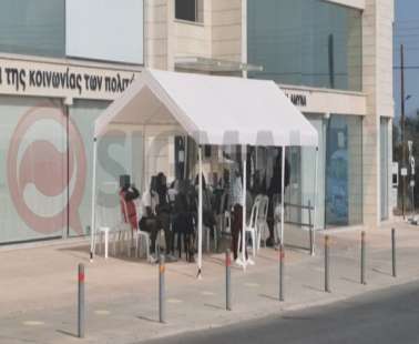 Απεγνωσμένοι κάτοικοι στη Λακατάμεια με τους μεταναστες