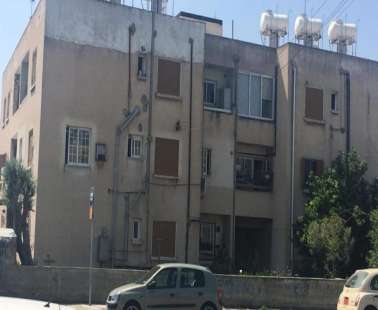 Άθλιες συνθήκες σε προσφυγικές πολυκατοικίες, σίδερα κρέμονται, σουβάδες πέφτουν, υγρασία και μούχλα