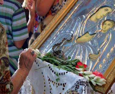Κεφαλονιά: Εμφανίστηκαν και φέτος τα θαυματουργά φιδάκια της Παναγίας