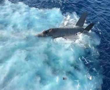 Aμερικανικό μαχητικό F-35 προσέκρουσε σε αεροπλανοφόρο