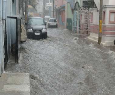 Ορμητικά ποτάμια οι δρόμοι Τροόδους (Βίντεο)