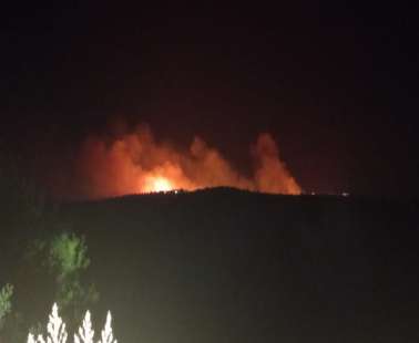 Πυρκαγιά μαίνεται μεταξύ των χωριών Άρσος, Πραιτώρι και Κέδαρες