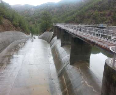 Για πρώτη φορά υπερχειλίζουν φράγματα τον Ιανουάριο