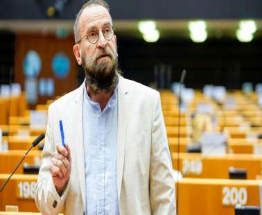 Ομοφοβικός και ακροδεξιός ο ευρωβουλευτής που συμμετείχε στο γκέι όργιο