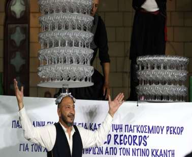 Ρεκόρ Guinness για τον Ντίνο Κκαντή στον παραδοσιακό «χορό των ποτηριών»