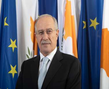 Οργιάζουν οι φήμες ότι ο υπουργός Εργασίας έπεισε τις τράπεζες να εγκαταστήσουν μηχανές ανάληψης μετρητών στα νεκροταφεία