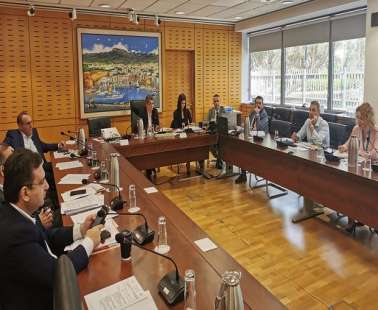 «Φωτιά» στην Επιτροπή Οικονομικών για τις πολλαπλές συντάξεις