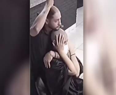 Κομμωτής ξυρίζει το κεφάλι του ως ένδειξη αλληλεγγύης σε καρκινοπαθή πελάτισσα