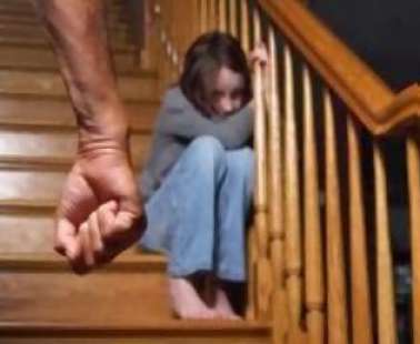 Χειροπέδες σε πατέρα που χτυπούσε την 10 μηνών κόρη του