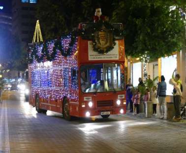 Νεαροί επιχείρησαν να κάψουν λεωφορείο του Άγιου Βασίλη στη Λεμεσό