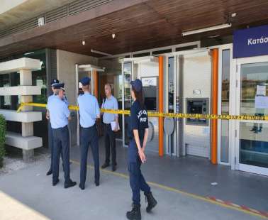 Έβαλε μάσκα κορωνοϊού μπήκε στο κατάστημα και άρπαξε από το ταμείο χρηματικό ποσό