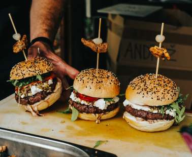 Καρναβαλίστικο πάρτι με άφθονα burgers και hot dog στο πάρκο!
