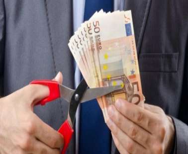 Άρχισαν οι πιέσεις για μειώσεις μισθών