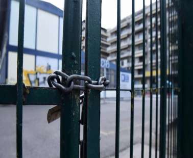 Μητέρα μπούκαρε σε σχολείο για να αποτρέψει rapid test του γιου της
