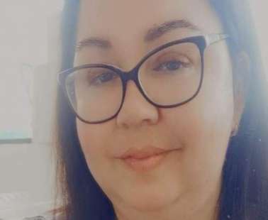 Μια γυναίκα που… βρήκε έναν αλλιώτικο τρόπο να μνημονεύει τους νεκρούς της