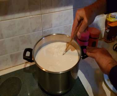 Παρασκευή για σπιτικό τραχανά με γιαούρτι