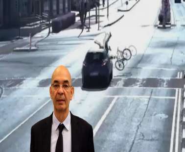 Καρέ καρέ η στιγμή που όχημα περνά με κόκκινο και παρασέρνει ποδηλάτη