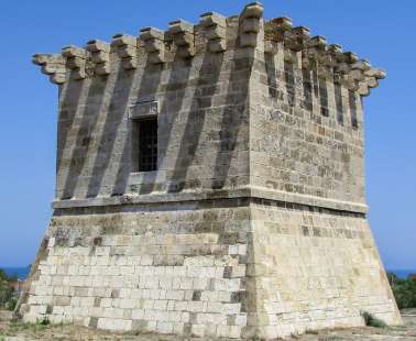 Ο Πύργος της Ρήγαινας στα παράλια της περιοχής των Περβολιών Λάρνακας