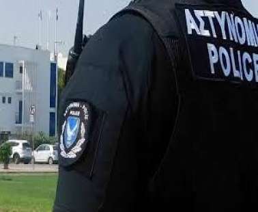 Καμώματα του Σιακόλα - Απαντά το τηλέφωνο στην Αστυνομία... δεν λέει που είναι