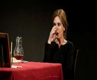 Έρχεται στην Κύπρο "Η πόρνη από πάνω", με την Κατερίνα Διδασκάλου