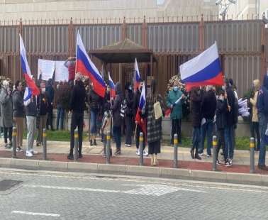 Εκδήλωση στήριξης Ρωσίας έξω από την πρεσβεία