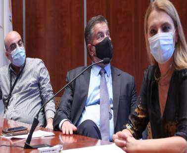 Βάζει ψυχολόγους και ψυχίατρους για τον κόσμο