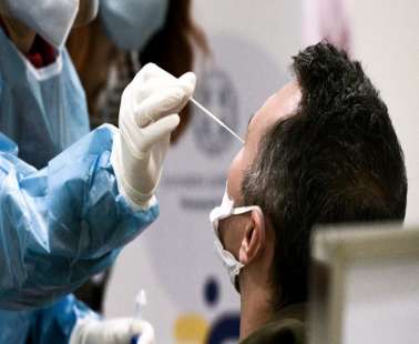 Θα πληρώνουμε τα rapid test; Το εξετάζουν το ζήτημα